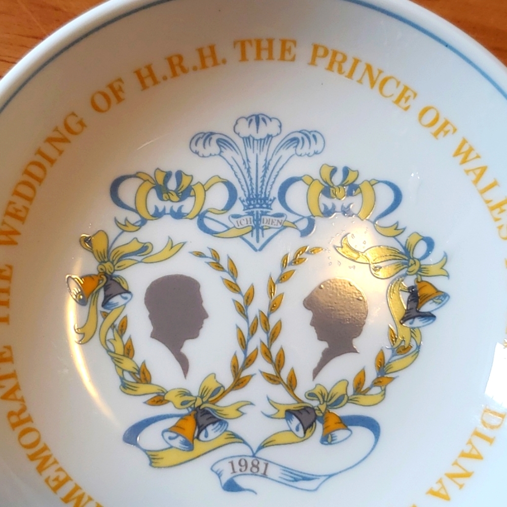 Small commemorative plate